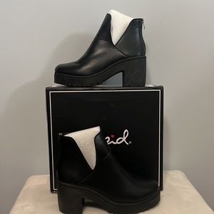 Qupid Women’s Chunky Heel Black Booties